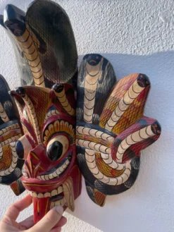 Masque en bois asiatique coloré