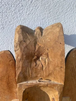 Masque en bois asiatique coloré