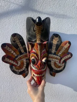 Masque en bois asiatique coloré