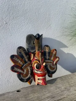 Masque en bois asiatique coloré