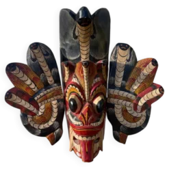 Masque en bois asiatique coloré