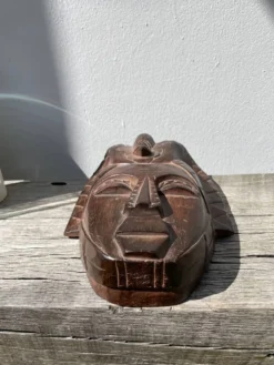 Masque en bois minimaliste oiseau