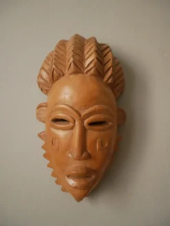 Masque en bois sculpté art africain décoration ethnique tribal