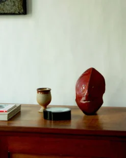 Masque en céramique émaillée rouge, dans le goût d'Accolay, années 50 / 60