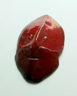 Masque en céramique émaillée rouge, dans le goût d'Accolay, années 50 / 60