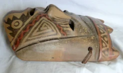 Masque en terre cuite à décors géométriques