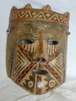 Masque en terre cuite à décors géométriques