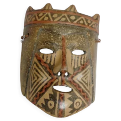 Masque en terre cuite à décors géométriques