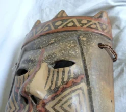 Masque en terre cuite à décors géométriques