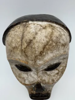 Masque Fang du Gabon – Art africain tribal ancestral, kaolin blanc rituel