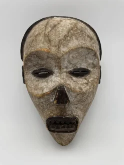 Masque Fang du Gabon – Art africain tribal ancestral, kaolin blanc rituel