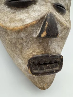 Masque Fang du Gabon – Art africain tribal ancestral, kaolin blanc rituel