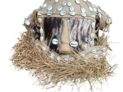 Masque-heaume éléphant Kuba Mukyeem / Mukenga – Congo – Cauris & raphia