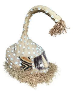 Masque-heaume éléphant Kuba Mukyeem / Mukenga – Congo – Cauris & raphia