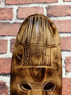 Masque mural en bois