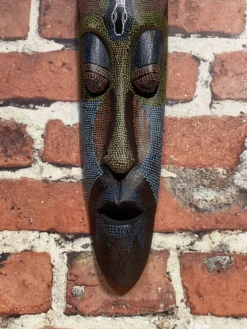 Masque mural en bois.