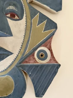 Masque mural en terre cuite peinte