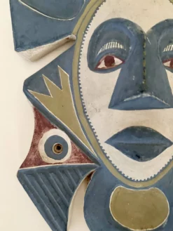 Masque mural en terre cuite peinte