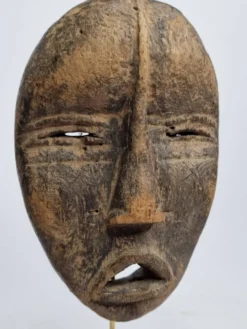 Masque passeport Dan ancien en bois sculpté 15 cm, avec support