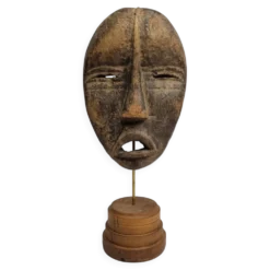 Masque passeport Dan ancien en bois sculpté 15 cm, avec support