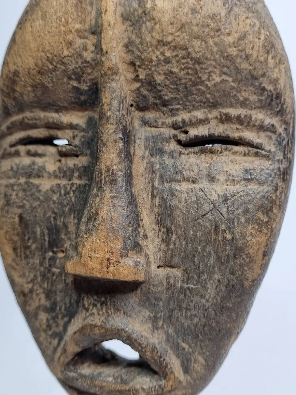 Masque passeport Dan ancien en bois sculpté 15 cm, avec support