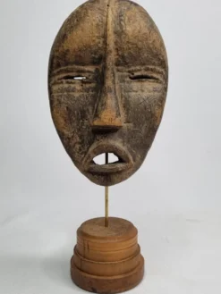 Masque passeport Dan ancien en bois sculpté 15 cm, avec support