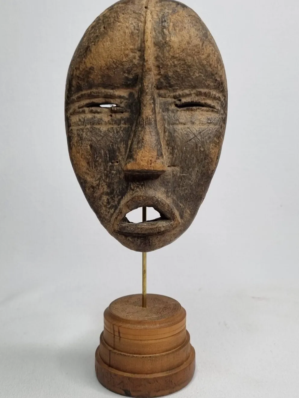Masque passeport Dan ancien en bois sculpté 15 cm, avec support