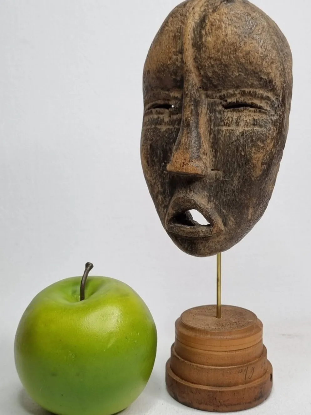 Masque passeport Dan ancien en bois sculpté 15 cm, avec support
