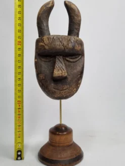 Masque passeport Toma, Bois ancien patiné, 16 cm, avec support