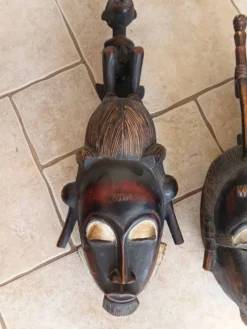 Masques en bois sculptés Mblo Baule d'Afrique de l'Ouest (1970-1980)