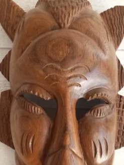 Masque tribal/ africain en bois
