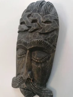 Masque tribal africain en bois sculpté – art ethnique décoratif