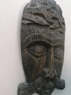 Masque tribal africain en bois sculpté – art ethnique décoratif