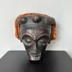 Masque tribal noir et orange
