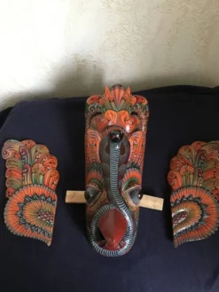Masque triptyque en bois