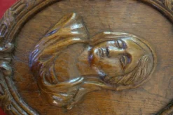 Médaillon, bas relief en chêne sculpté représentant une femme, XVIII-XIXème siècle