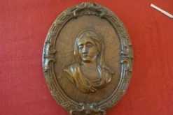 Médaillon, bas relief en chêne sculpté représentant une femme, XVIII-XIXème siècle