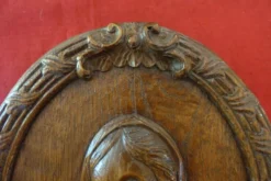 Médaillon, bas relief en chêne sculpté représentant une femme, XVIII-XIXème siècle