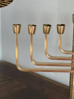 Menorah à neuf branches modulables en laiton