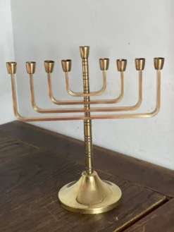 Menorah à neuf branches modulables en laiton