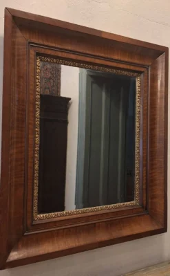 Miroir ancien à biseau dans un cadre en noyer, vers 1850