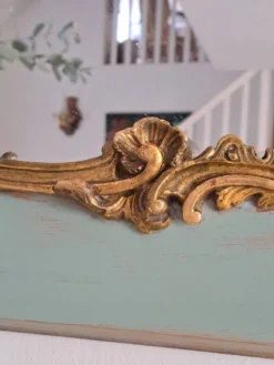 Miroir ancien de style Louis XV en bois et stuc doré.