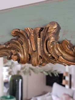Miroir ancien de style Louis XV en bois et stuc doré.