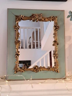 Miroir ancien de style Louis XV en bois et stuc doré.