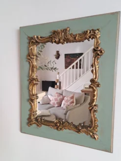 Miroir ancien de style Louis XV en bois et stuc doré.