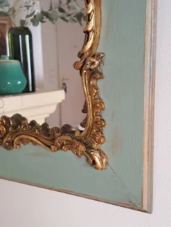 Miroir ancien de style Louis XV en bois et stuc doré.