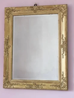 Miroir ancien doré richement sculpté