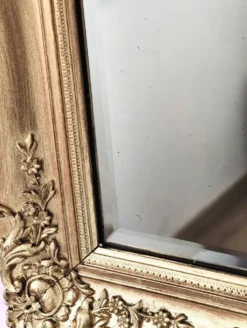 Miroir ancien doré richement sculpté