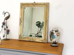 Miroir ancien doré richement sculpté