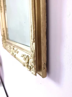 Miroir ancien doré richement sculpté